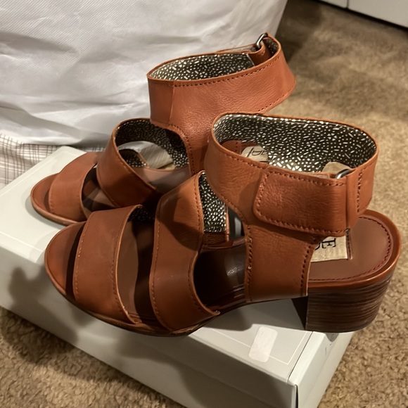 Ellen Degeneres Brown heel sandals - Picture 2 of 8